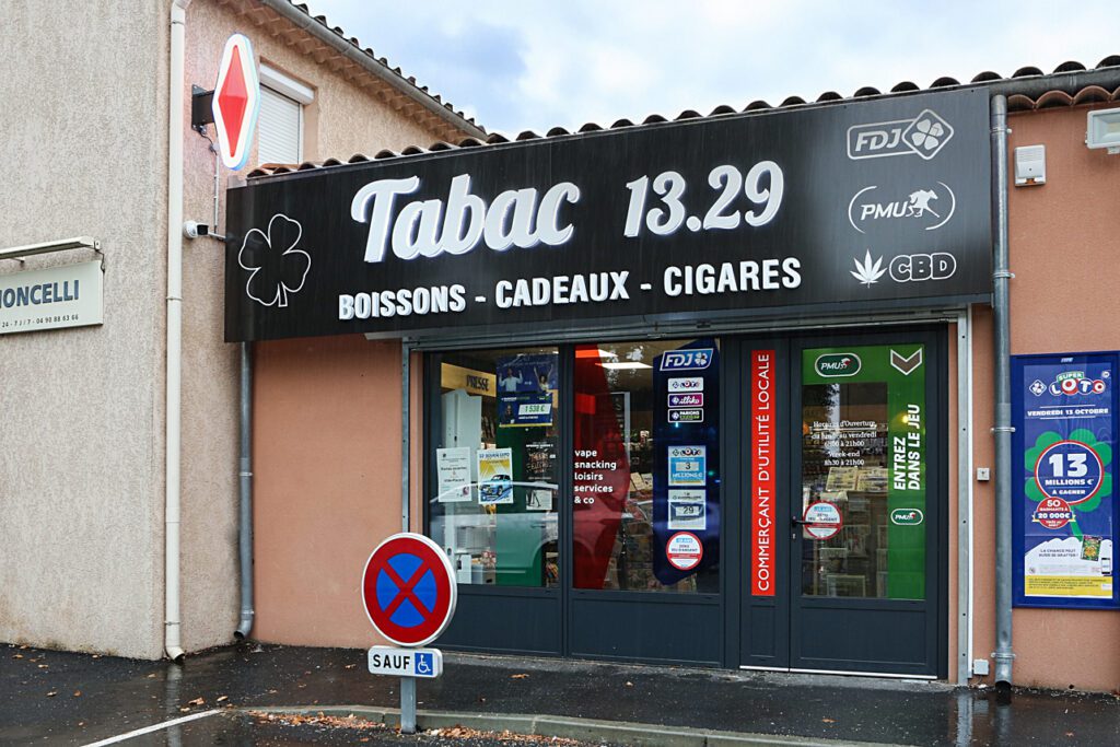 Devanture, façade du bureau de tabac presse dans la ville de Montfavet
