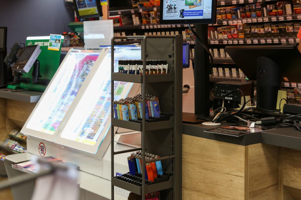 Cross marketing en acier sur comptoir dans un bureau de tabac presse, optimiser l'agencement par Sudexpo