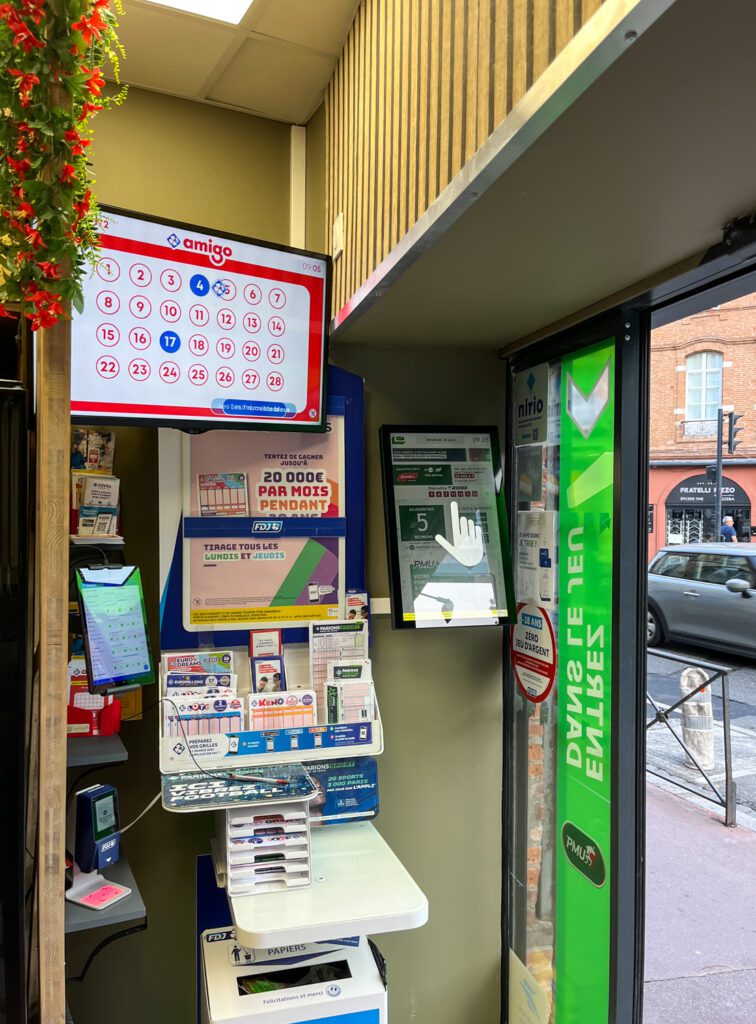 Espace FDJ séparé grâce au claustra bois dans le bureau de Tabac L'Etoile à Toulouse