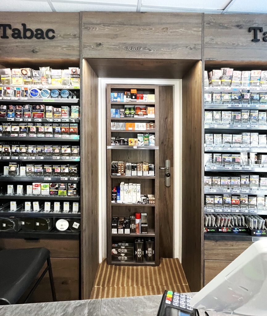 Optimisation du rangement dans un petit espace - Habillage de la porte de la réser - Tabac presse