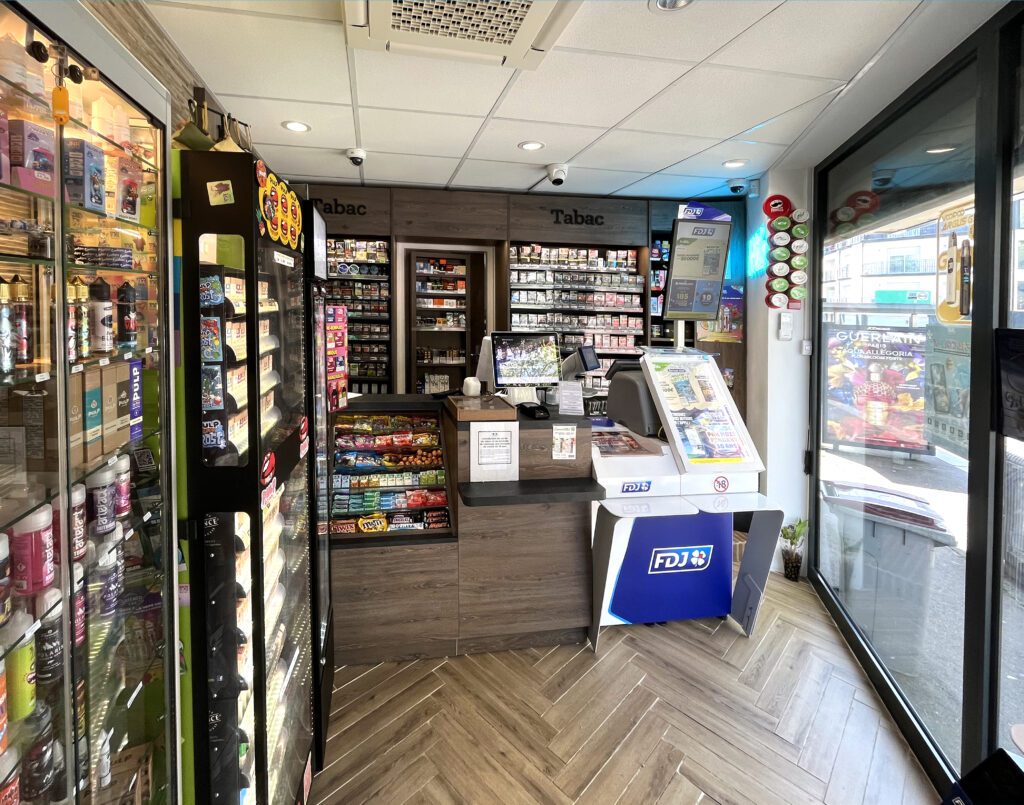 Comptoir bois dans Tabac modernisé par Sudexpo