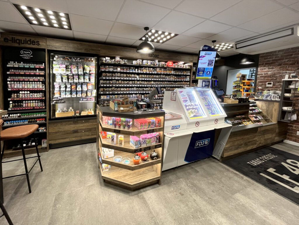Ligne de caisse avec mural tabac et e-liquide - Agencement Tabac presse Gerardmer