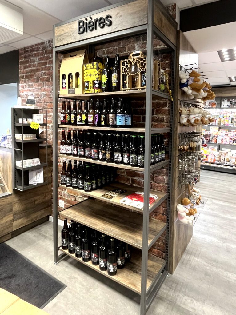 Meuble métal avec signalétique - Exposition de bières artisanales