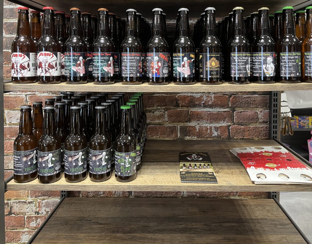 Mobilier sans fond étagères bois - Tabac presse Gerardmer Le 48