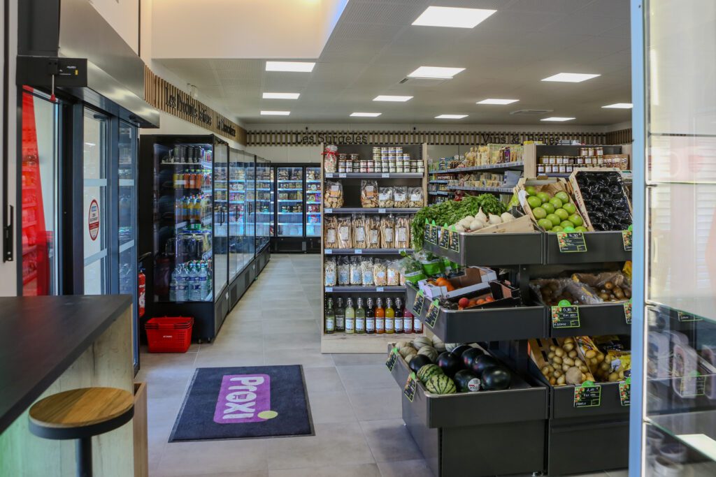 Entrée du magasin qui déssert la partie Proxi et tabac presse