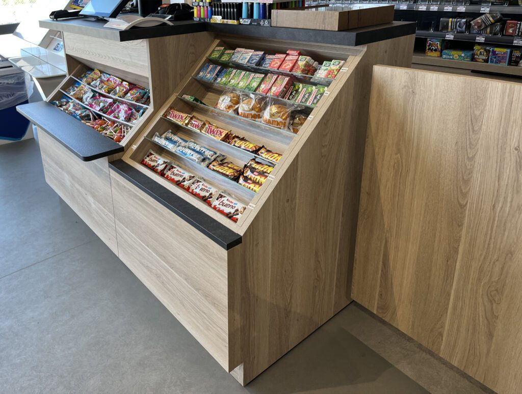 Mobilier pour friandises et porte western - Agencement de magasin tabac presse