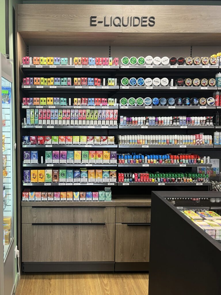 Meuble en bois pour produits e-liquide et vapotage - Agencement tabac presse