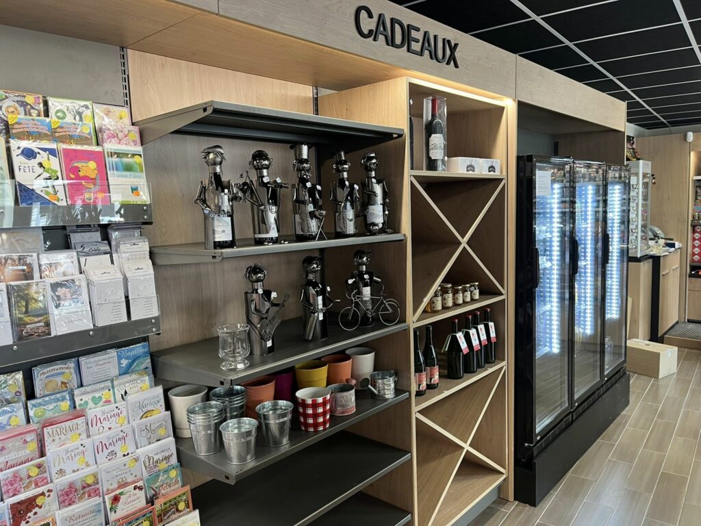 Mobilier métal et bois pour agencement tabac presse - Magasin à Faverney