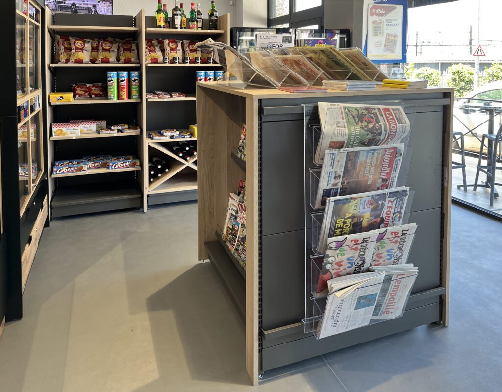 Support plexi pour presse quotidienne - Agencement tabac presse par Sudexpo