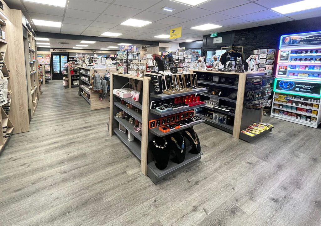Vue globale du magasin tabac presse Jouillerot avec gondoles basses