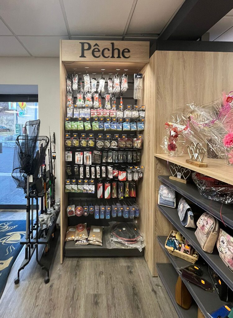 Espace Pêche avec présentation des produits sur broches - Agencement et mobilier Sudexpo