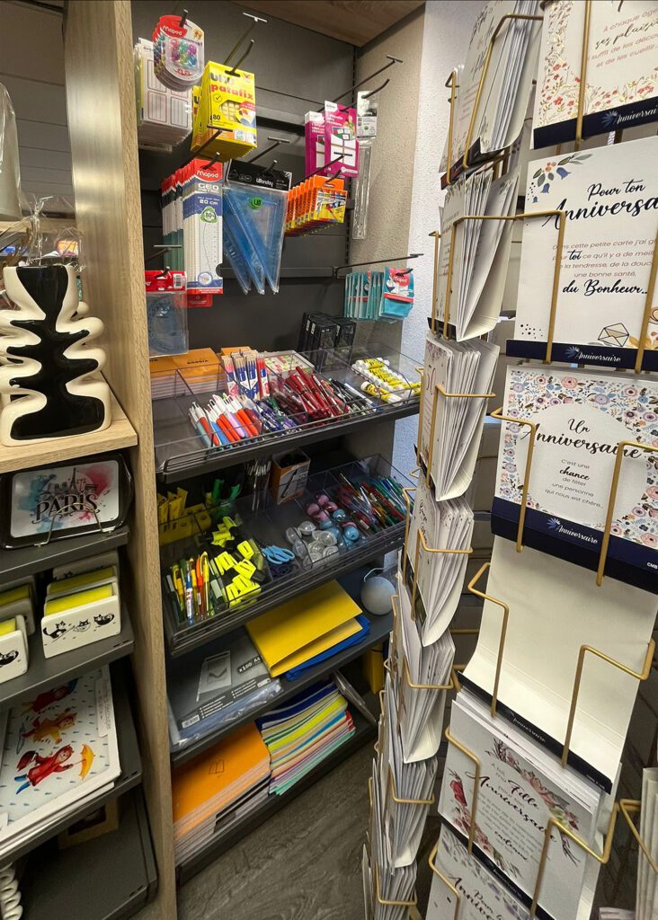 Espace carterie et papeterie avec mobilier adapté - Sudexpo agencement