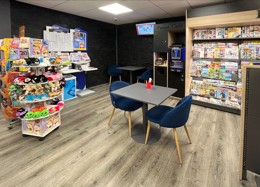 Espace café avec tables et chaises - Aménagement et mobilier tabac presse