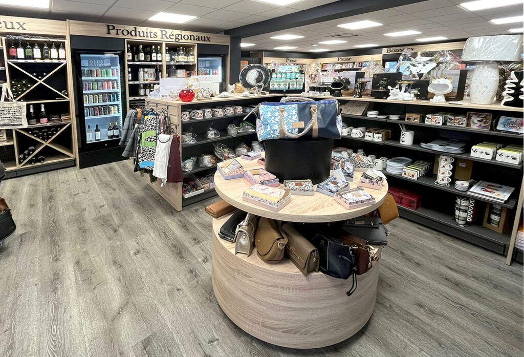 Mobilier et podium en bois dans un magasin Tabac Presse. Le podiul permet de mettre en avant une offre bien précise