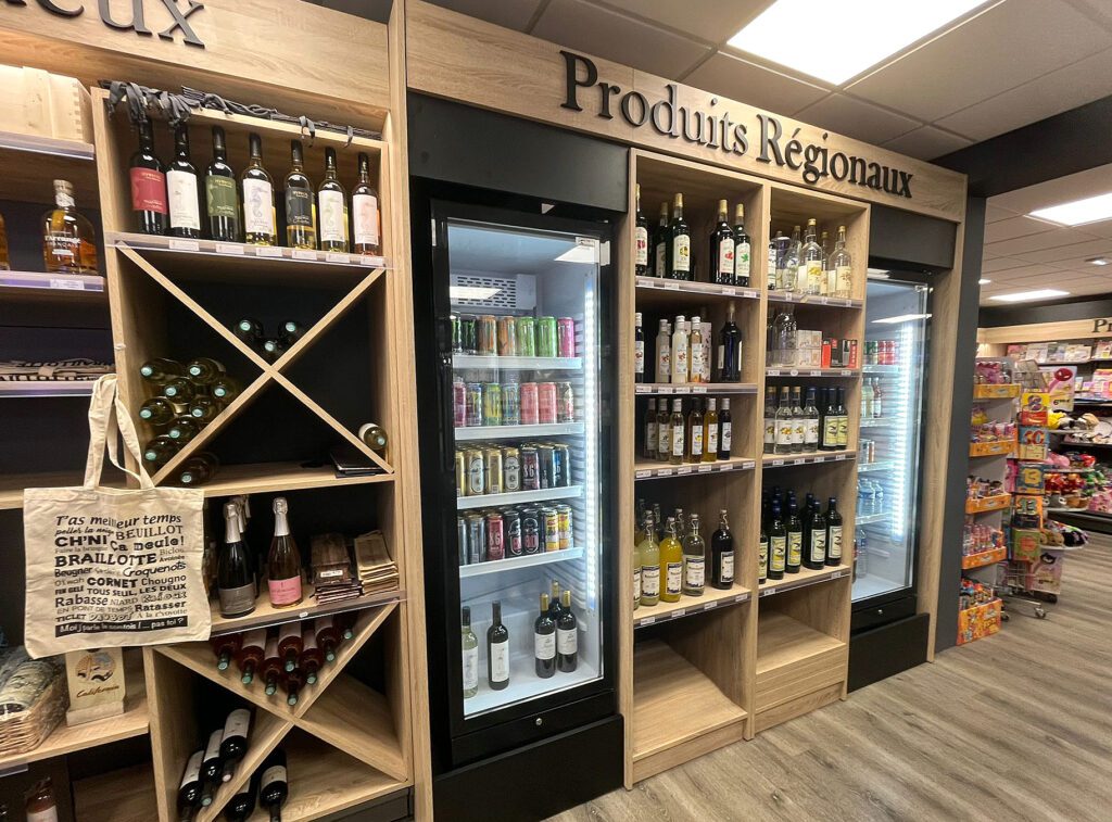 Corner Produits regionaux dans le commerce Jouillerot à Pont de Roide - Agencement et diversification pour ce tabac presse