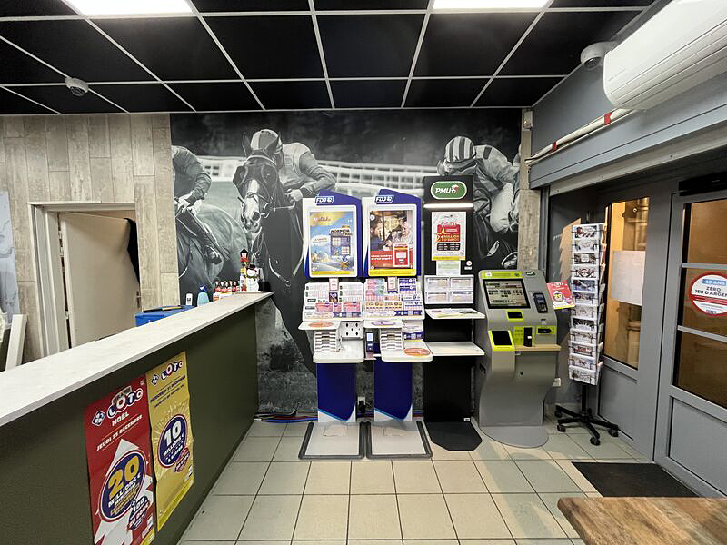 Espace FDJ et PMU du tabac presse Le Chiniacus à Cheny, aménagé par Sudexpo : bornes de jeux, présentoirs tickets et décoration murale sur mesure avec fresque équestre en noir et blanc.