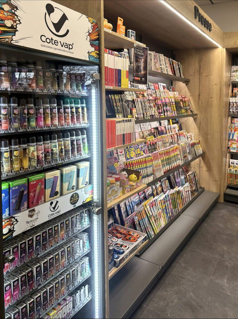 Mur presse avec magazines, livres et accessoires de vapotage intégrés dans un mobilier bois avec éclairage LED moderne.