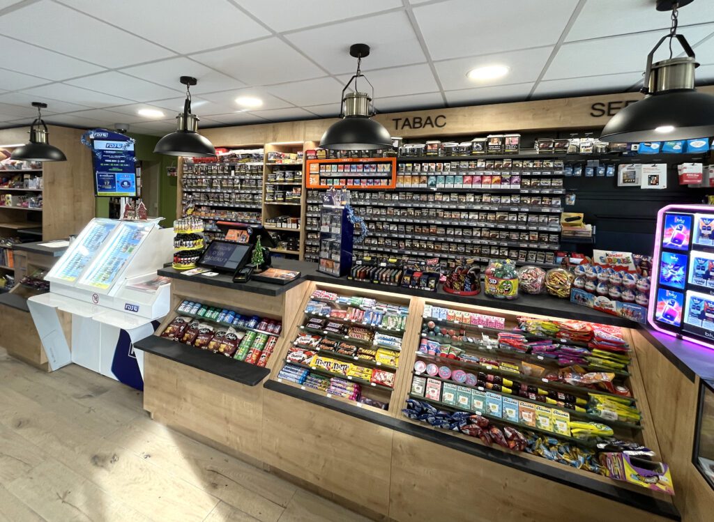 Mobilier spécialisé pour Tabac presse avec meuble à friandise, de beaux luminaires esprit industriel