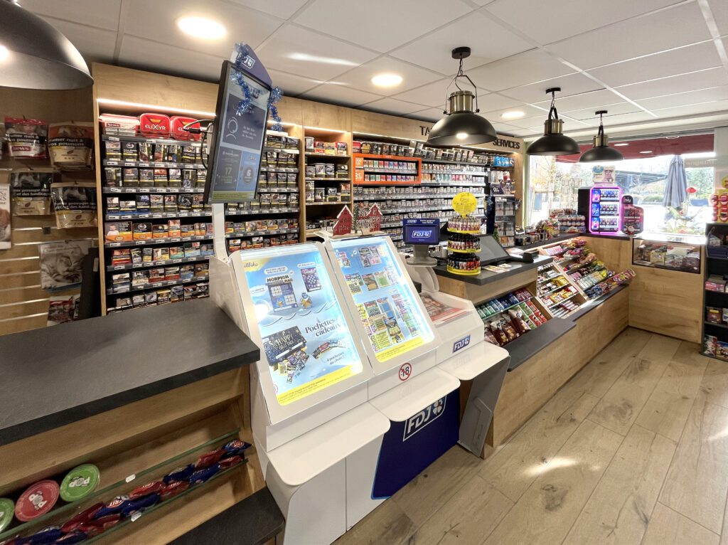Ligne de caisse avec mural tabac - Rébnovation du tabac presse Le Malabar - Mobilier et agencement